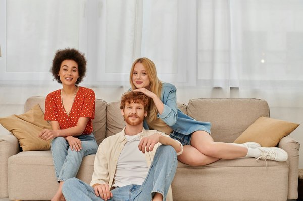 Les aras macaos sont-ils monogames tout au long de leur vie?